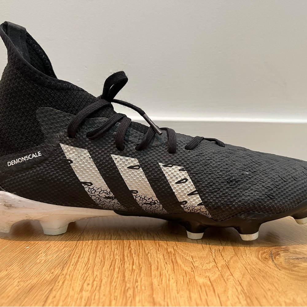 Adidas Predator Mens soccer cleat. Size 8 1/2